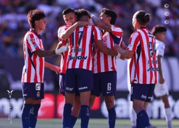 Chivas de Guadalajara gana 3-0 al Atlético de San Luis y escala al segundo lugar de la Liga MX