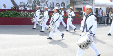 Américo preside desfile cívico-militar por el 216 aniversario de la Independencia de México