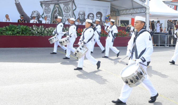 Américo preside desfile cívico-militar por el 216 aniversario de la Independencia de México