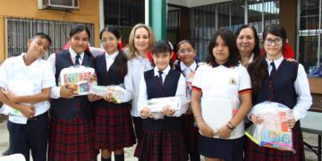 Entrega Familia UAT útiles escolares a niñez vulnerable con la colecta ‘Impulsando Corazones’