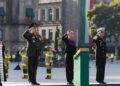 Sheinbaum encabeza izamiento de bandera a media asta en memoria de víctimas de los sismos de 1985 y 2017