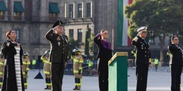 Sheinbaum encabeza izamiento de bandera a media asta en memoria de víctimas de los sismos de 1985 y 2017
