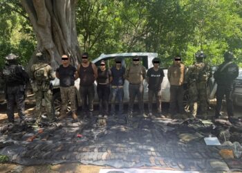 La Marina y SSPC repelen agresión en Durango y detienen a 9 civiles con arsenal, explosivos y 6 camionetas