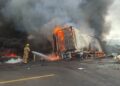 Choque con incendio bloqueó el tramo carretero cerca de Güémez; hay una persona fallecida