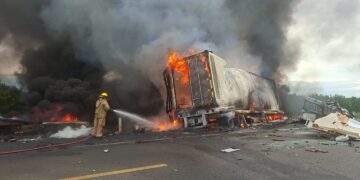 Choque con incendio bloqueó el tramo carretero cerca de Güémez; hay una persona fallecida