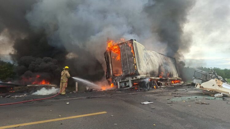 Choque con incendio bloqueó el tramo carretero cerca de Güémez; hay una persona fallecida