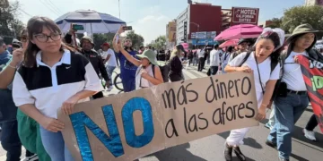 En víspera de consulta nacional cientos de trabajadores del IMSS marchan esta tarde en rechazo a propuesta salarial