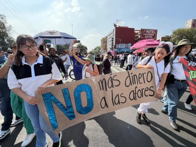 En víspera de consulta nacional cientos de trabajadores del IMSS marchan esta tarde en rechazo a propuesta salarial