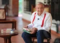 El embajador Ronald Johnson actúa más como policía entrometido que como diplomático: AMLO  en su libro ‘Pueblo’