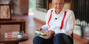 El embajador Ronald Johnson actúa más como policía entrometido que como diplomático: AMLO  en su libro ‘Pueblo’