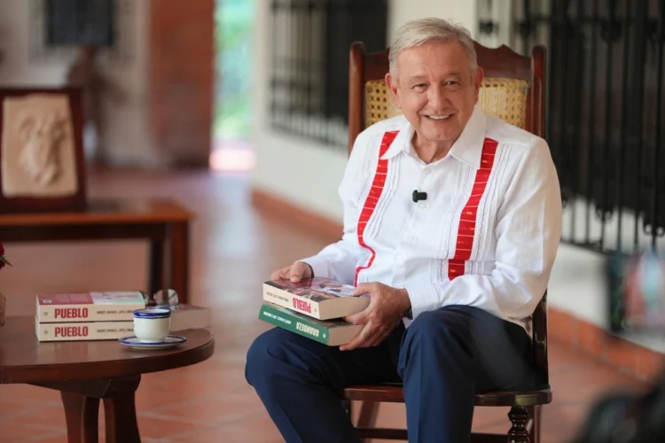 El embajador Ronald Johnson actúa más como policía entrometido que como diplomático: AMLO  en su libro ‘Pueblo’
