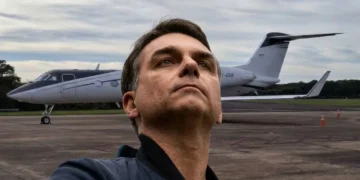 Evidencian en Argentina avión con Flávio Bolsonaro huyendo a Estados Unidos; Javier Milei lo niega