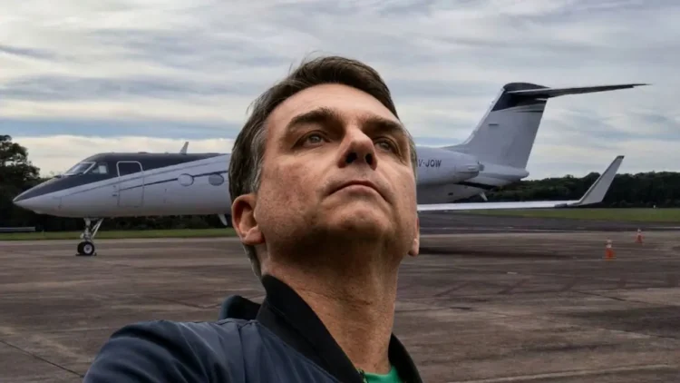 Evidencian en Argentina avión con Flávio Bolsonaro huyendo a Estados Unidos; Javier Milei lo niega