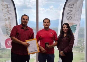 Entregan sobres de viaje a trabajadores agrícolas de Tamaulipas contratados en Canadá