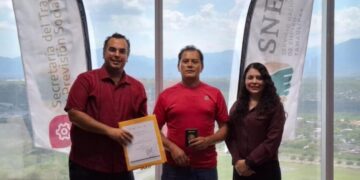 Entregan sobres de viaje a trabajadores agrícolas de Tamaulipas contratados en Canadá