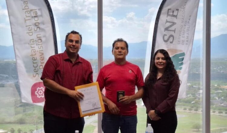 Entregan sobres de viaje a trabajadores agrícolas de Tamaulipas contratados en Canadá