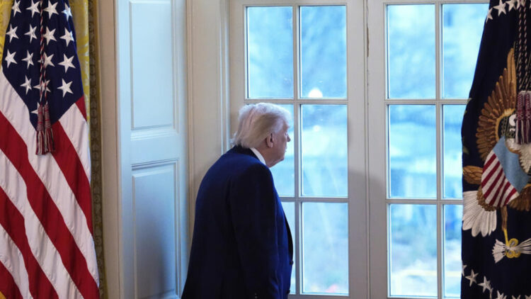 A la baja, Trump pagaría más de un billón de dólares a adultos mayores a un mes de elecciones legislativas de EU