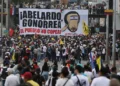 Multitudinaria marcha de trabajadores estremece gobierno del ultraderechista presidente de Colombia