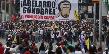 Multitudinaria marcha de trabajadores estremece gobierno del ultraderechista presidente de Colombia