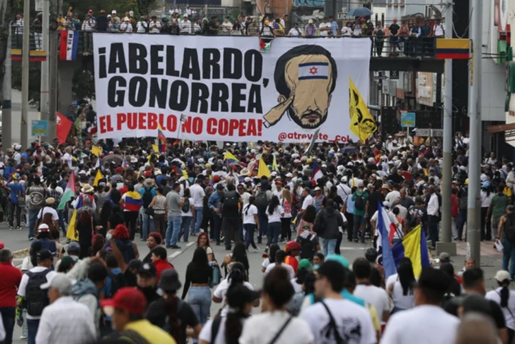 Multitudinaria marcha de trabajadores estremece gobierno del ultraderechista presidente de Colombia