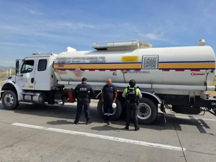La PEC asegura un tractocamión con 20 mil litros de presunto ‘huachicol’ en Guanajuato