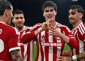 Pese a entrenador y a árbitros hostiles ‘Hormiga’ González le da victoria al Olympiacos en la Europa League