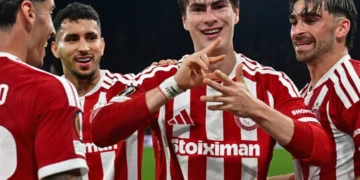 Pese a entrenador y a árbitros hostiles ‘Hormiga’ González le da victoria al Olympiacos en la Europa League