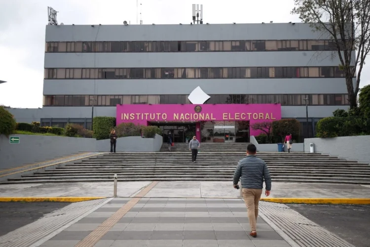 Investigan en el INE a por lo menos 13 funcionarios y ex funcionarios electorales, 8 personas físicas y 18 personas morales