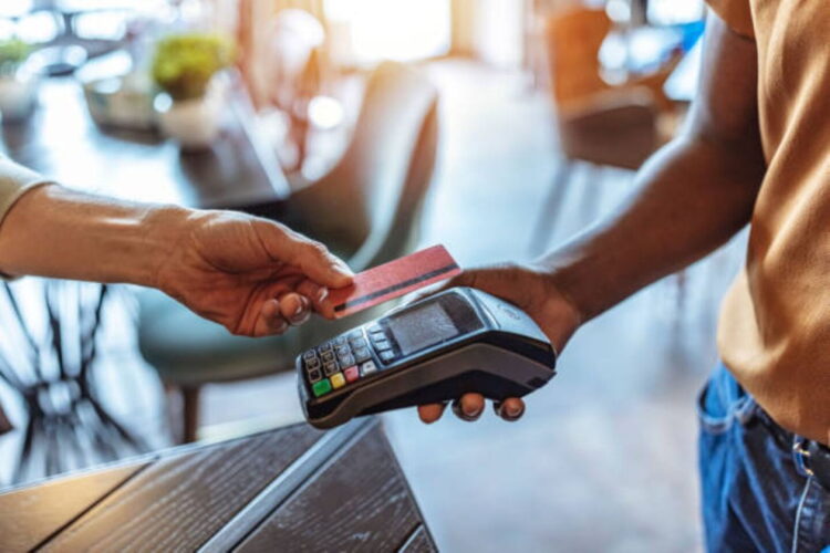 Ley de Economía Digital provoca temor y confusión entre comerciantes y adultos mayores de Victoria