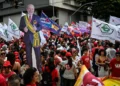 Ante un multitud en su cierre de campaña Lula califica la elección de Brasil ‘entre la democracia y la barbarie’