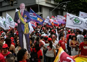 Ante un multitud en su cierre de campaña Lula califica la elección de Brasil ‘entre la democracia y la barbarie’