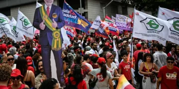 Ante un multitud en su cierre de campaña Lula califica la elección de Brasil ‘entre la democracia y la barbarie’