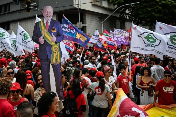 Ante un multitud en su cierre de campaña Lula califica la elección de Brasil ‘entre la democracia y la barbarie’