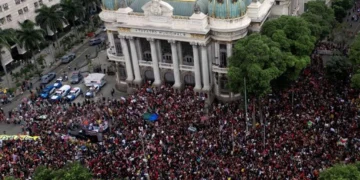 Miles de estudiantes marchan en Río de Janeiro en contra  del derechista Flávio Bolsonaro