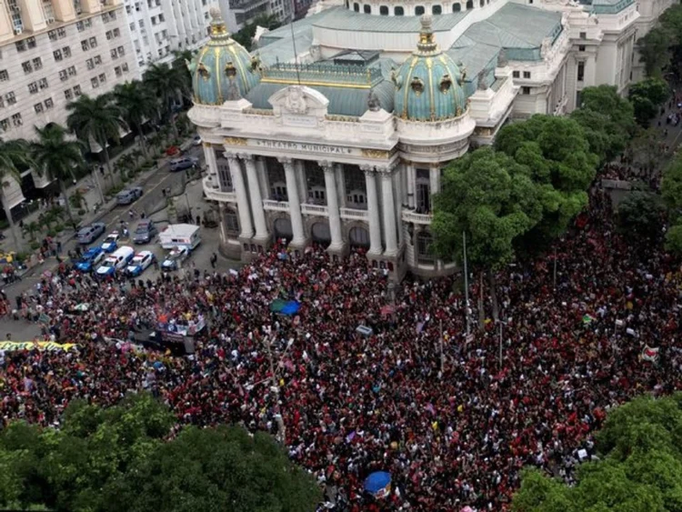 Miles de estudiantes marchan en Río de Janeiro en contra  del derechista Flávio Bolsonaro