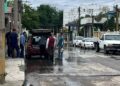Rebasado por el agua, Erasmo González intenta sobornar a vecinos de Ciudad Madero con trapeadores y despensitas