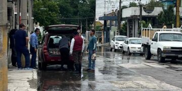 Rebasado por el agua, Erasmo González intenta sobornar a vecinos de Ciudad Madero con trapeadores y despensitas