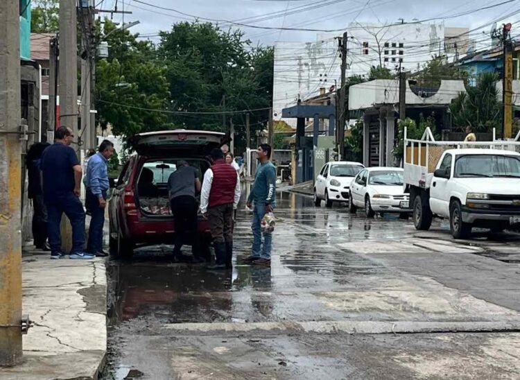 Rebasado por el agua, Erasmo González intenta sobornar a vecinos de Ciudad Madero con trapeadores y despensitas