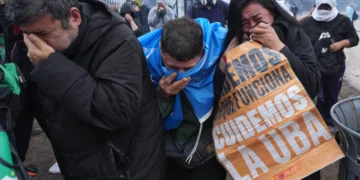 Instrumenta Milei feroz represión contra marcha universitaria en Buenos Aires; hay decenas de heridos y detenidos