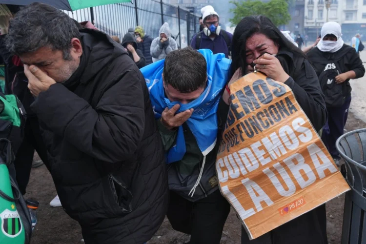 Instrumenta Milei feroz represión contra marcha universitaria en Buenos Aires; hay decenas de heridos y detenidos