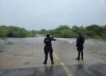 Desbordamiento de río Piedras Negras obstruye parcialmente tramo de carretera estatal 13 en área de San Carlos