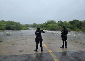 Desbordamiento de río Piedras Negras obstruye parcialmente tramo de carretera estatal 13 en área de San Carlos