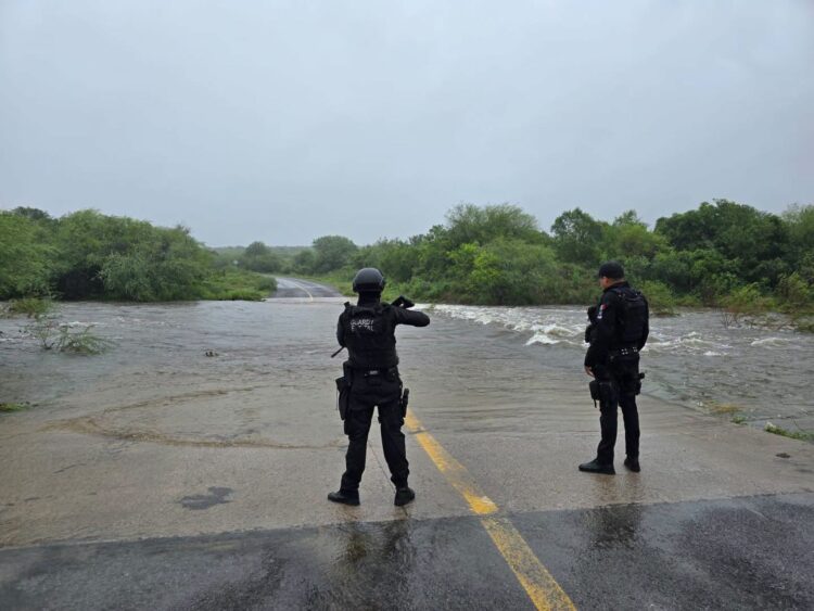 Desbordamiento de río Piedras Negras obstruye parcialmente tramo de carretera estatal 13 en área de San Carlos