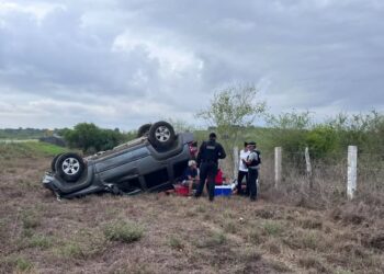 La GE auxilia a visitantes de Reynosa cuya camioneta Jeep Liberty volcó en área de Soto la Marina