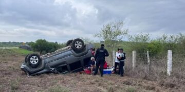 La GE auxilia a visitantes de Reynosa cuya camioneta Jeep Liberty volcó en área de Soto la Marina