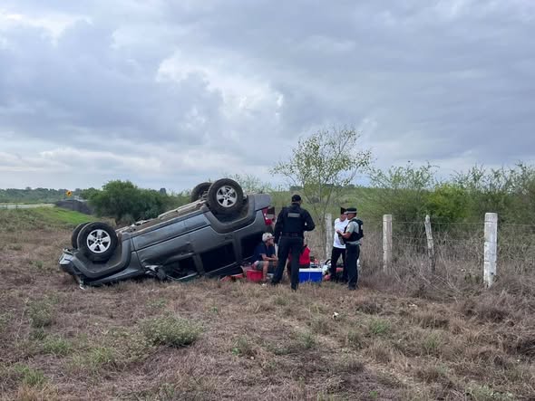 La GE auxilia a visitantes de Reynosa cuya camioneta Jeep Liberty volcó en área de Soto la Marina